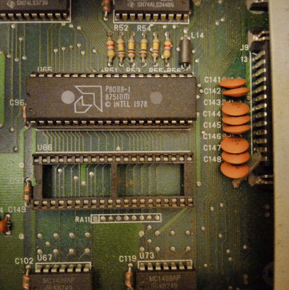 Процессор Intel 8088 на материнской плате